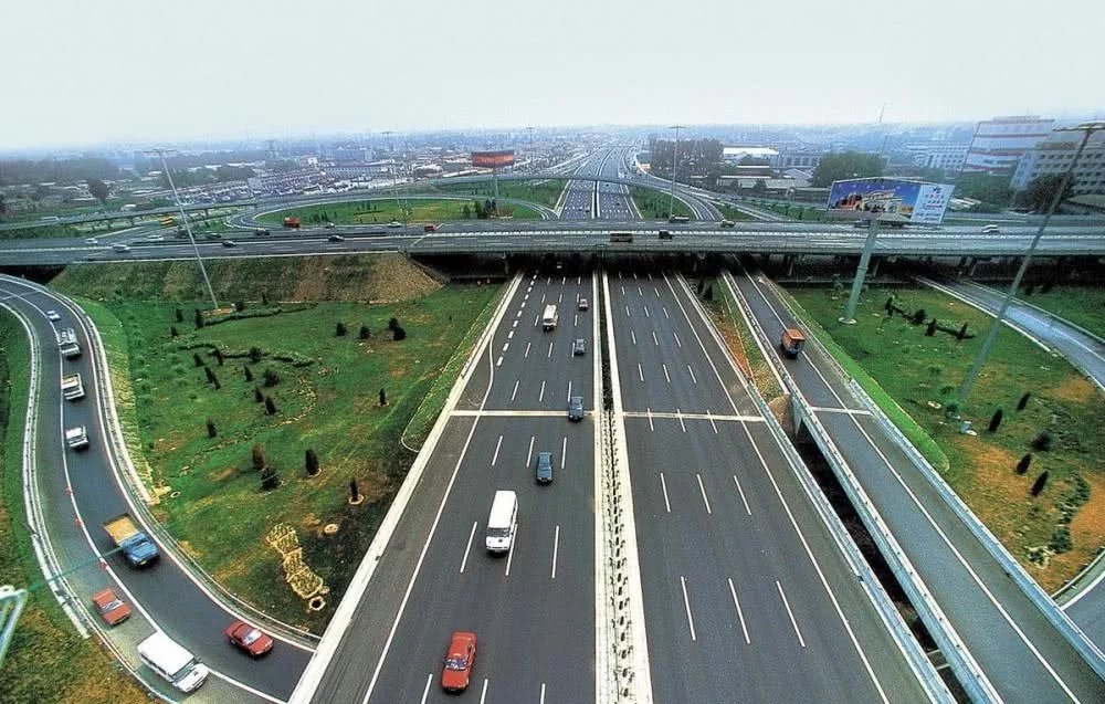 为什么现在的高速公路都不用钢筋混凝土做路面？原来都是因为它！(图1)